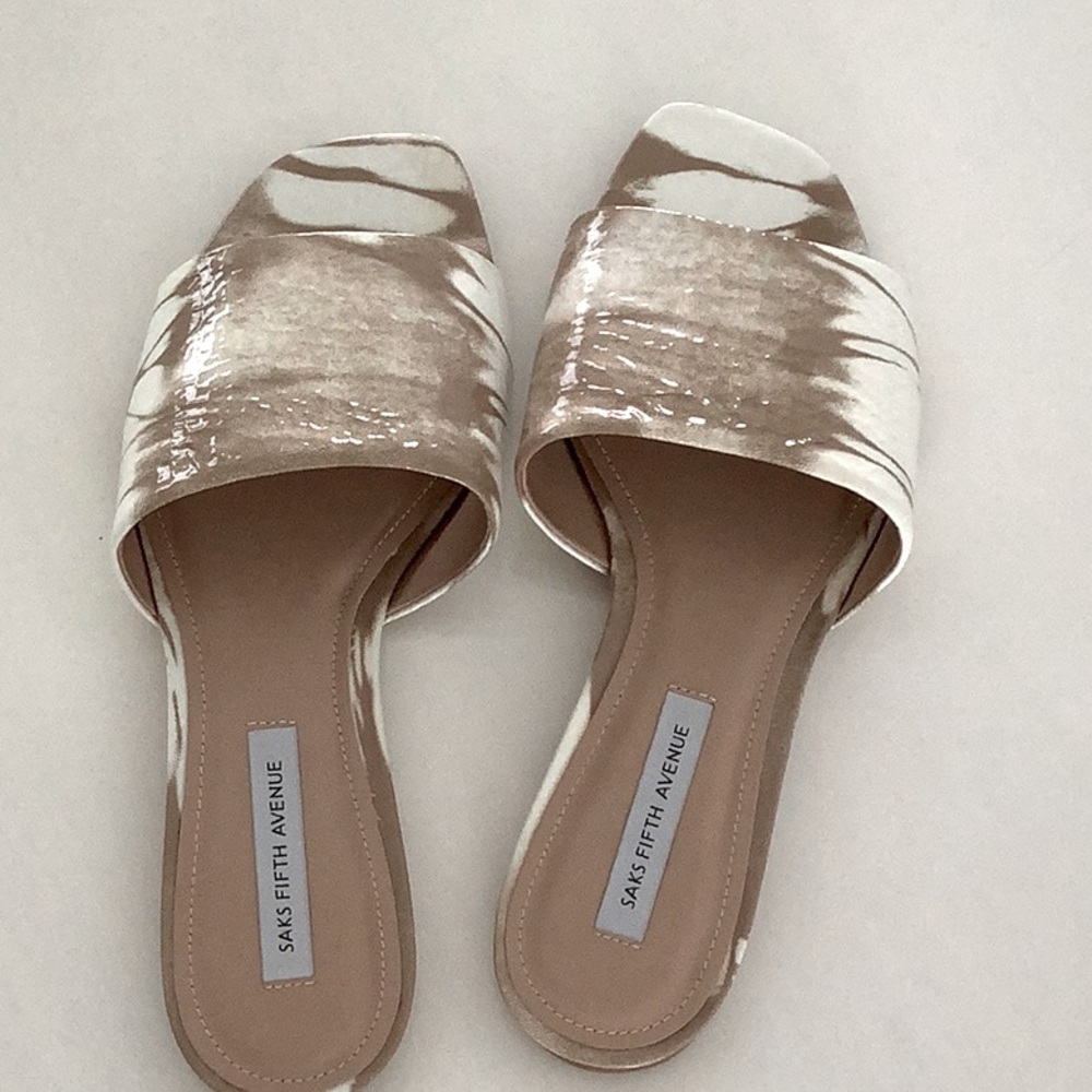 Saks Fifth Avenue. New. TieDye Almd. Patent leather.